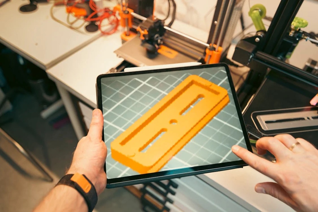 Preverjanje 3D natisnjenega dela na tablici ob tiskalniku