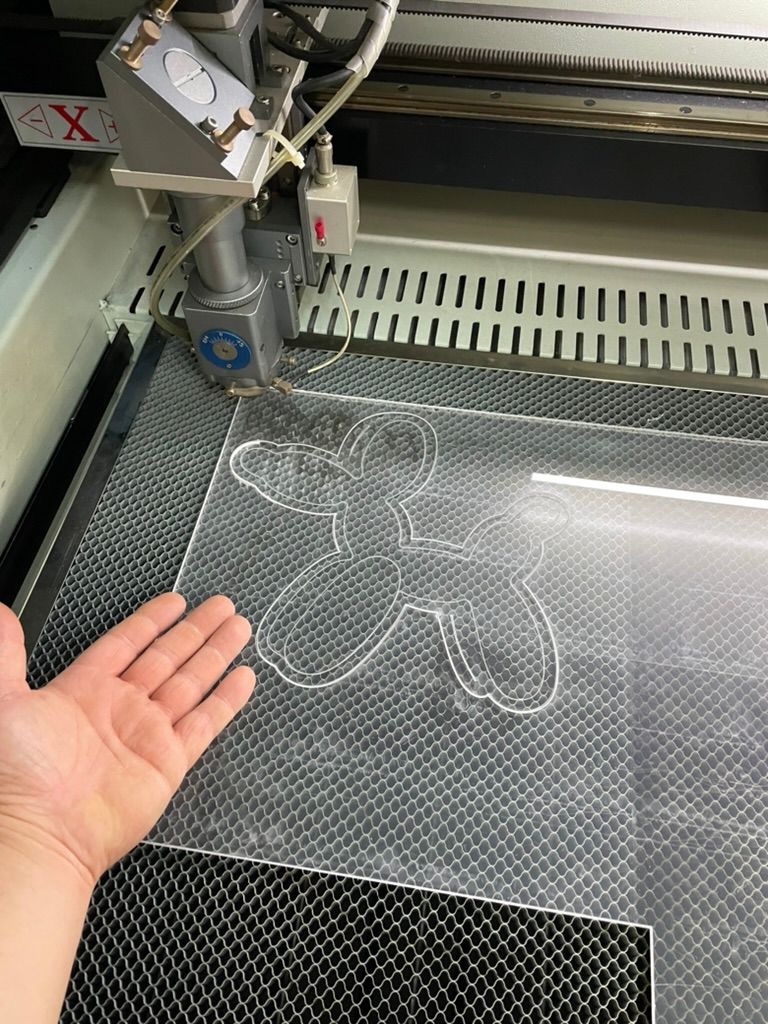 Laser rezanje plexi oblike v delavnici