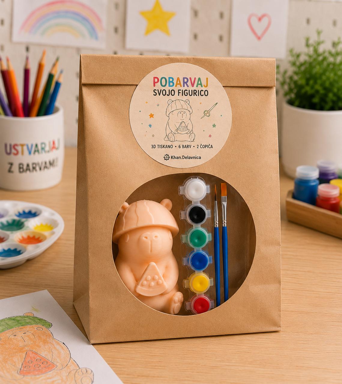 Paket 3D pobarvanke — figurica medvedka, akrilne barvice in čopiči v papirnati vrečki z nalepko Khan.Delavnica